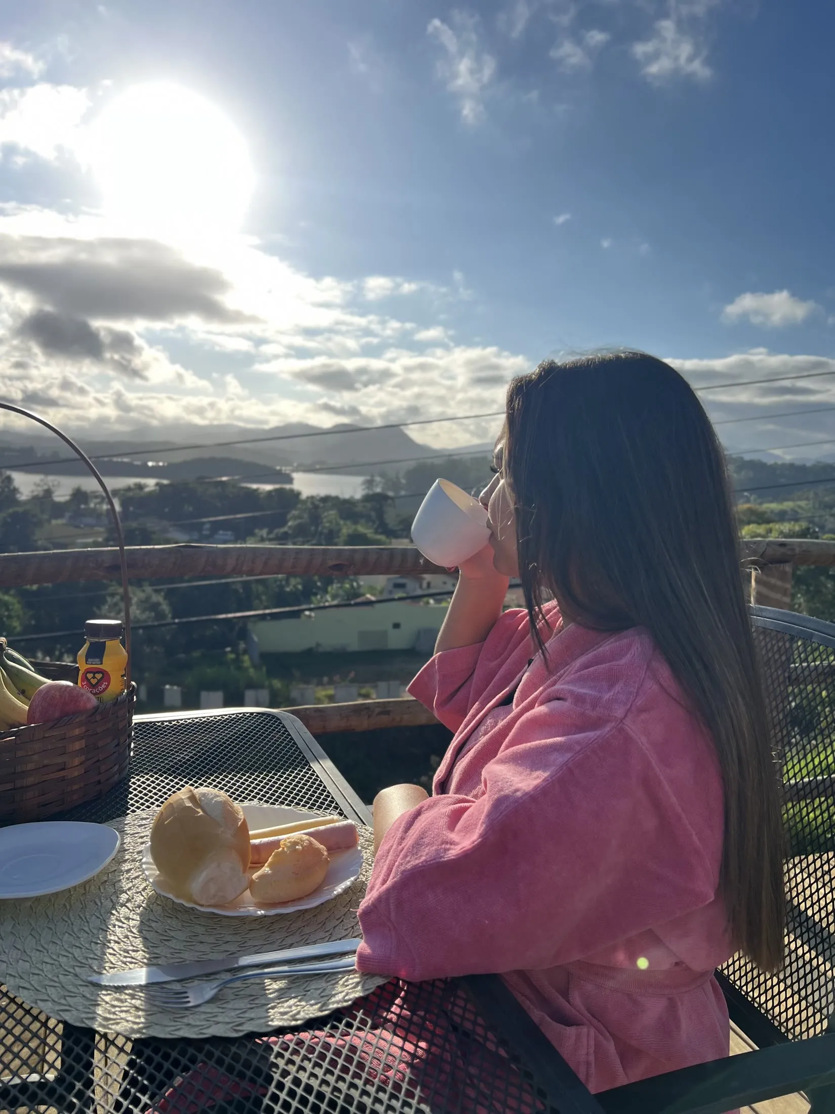 Hóspede tomando café com a represa ao fundo