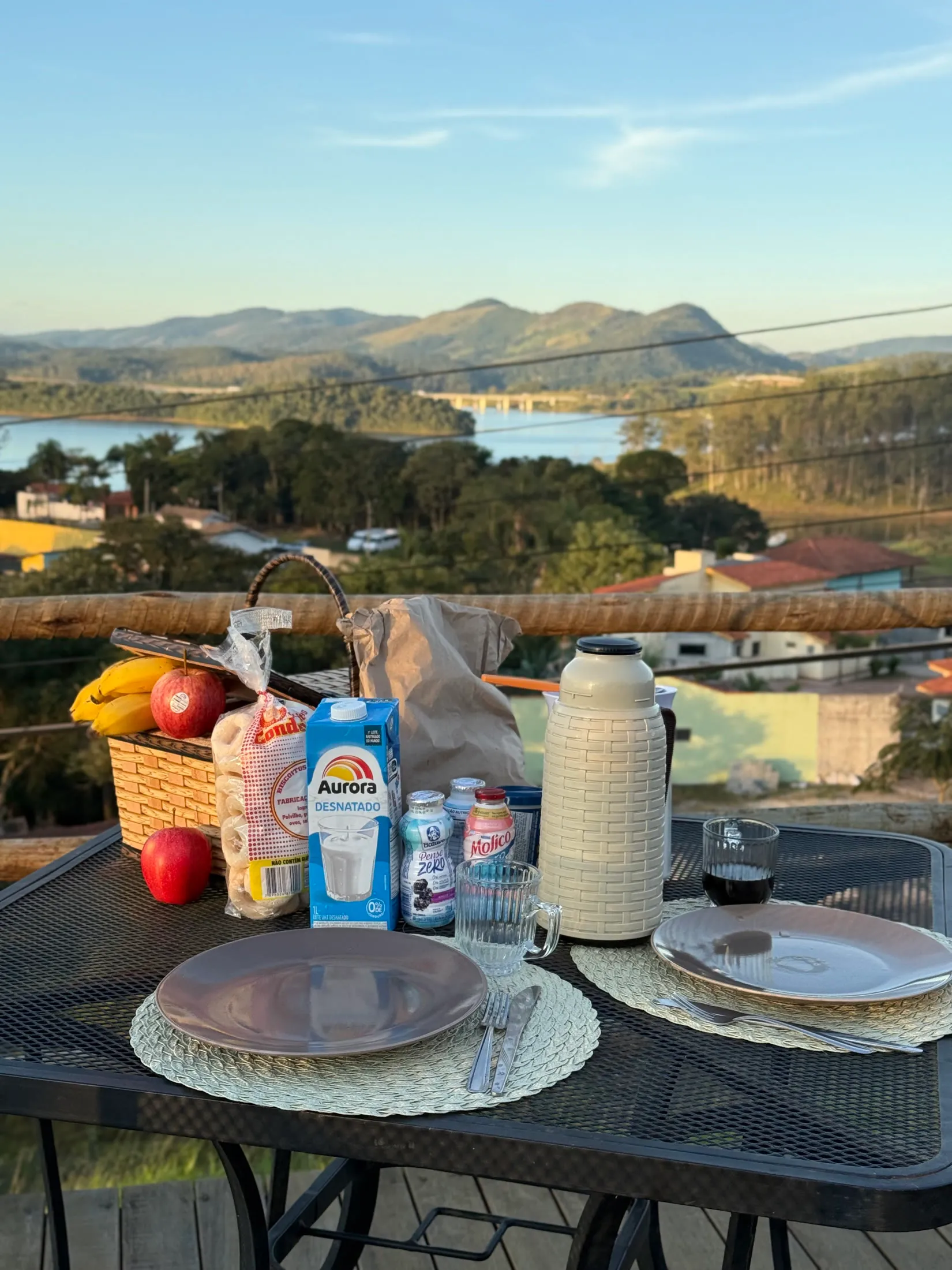 Café da manhã na varanda com vista para a represa