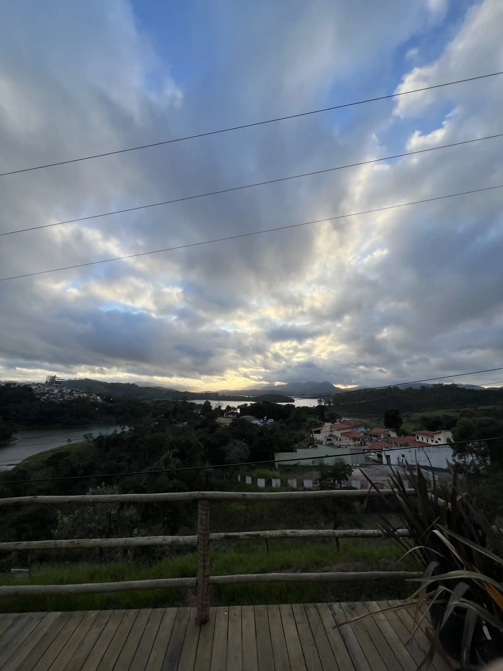 Céu do fim de tarde sobre a represa, vista do alto