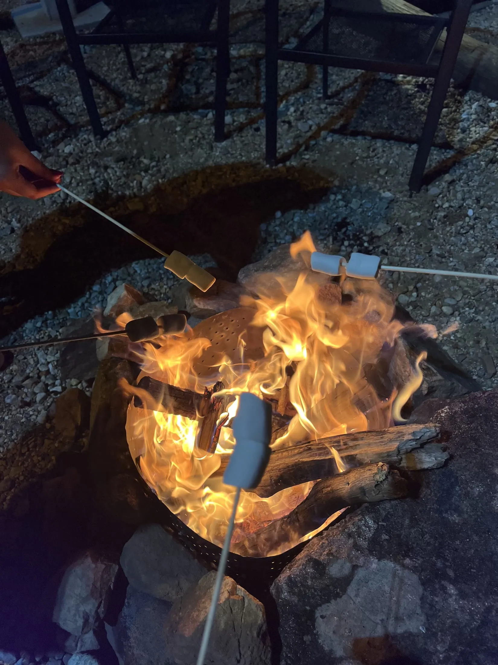 Marshmallow assando na fogueira