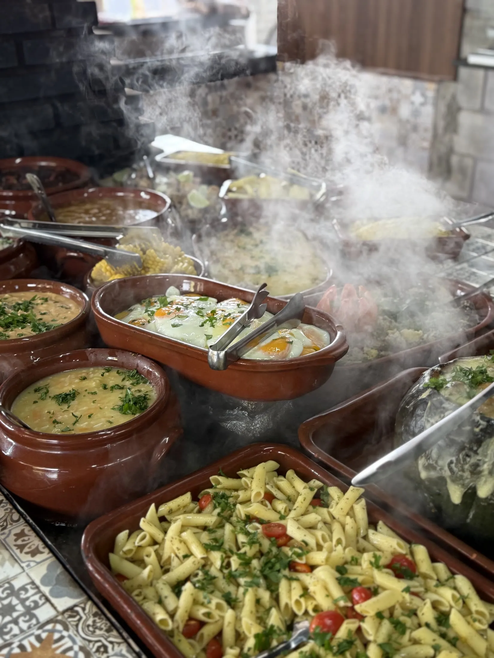 Panelas do buffet saindo do fogo