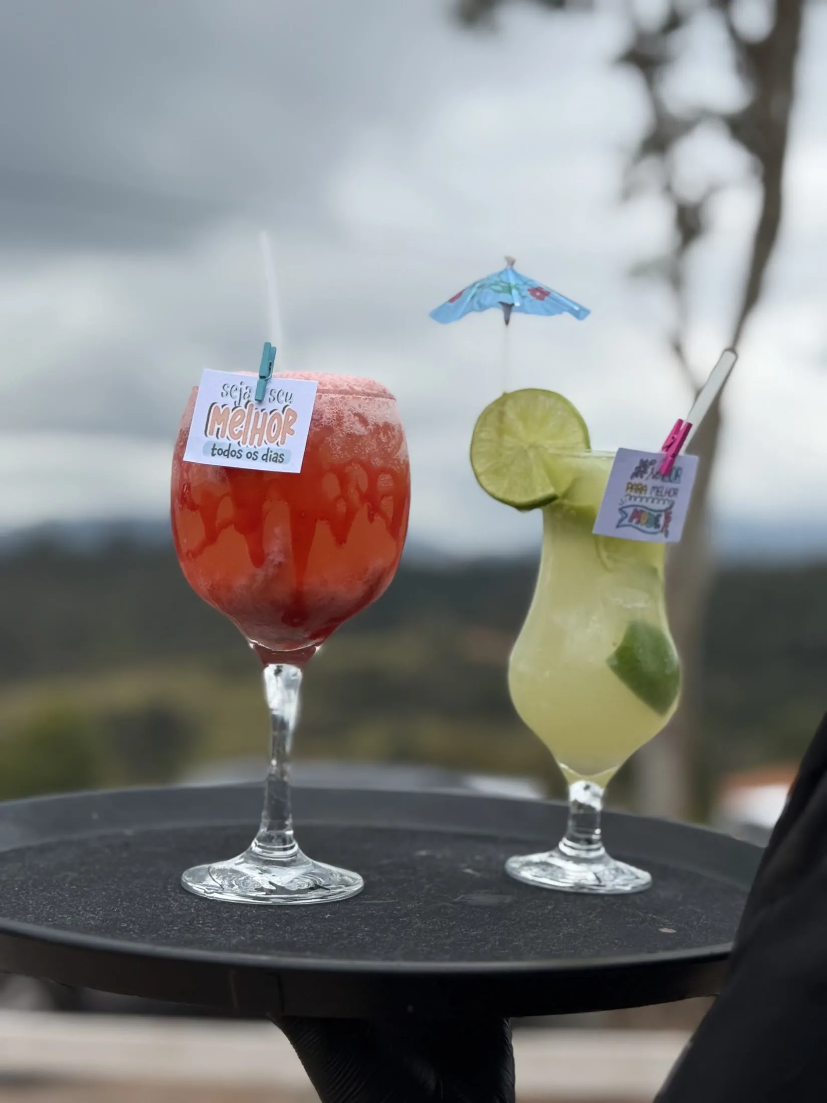Drinks com a represa ao fundo