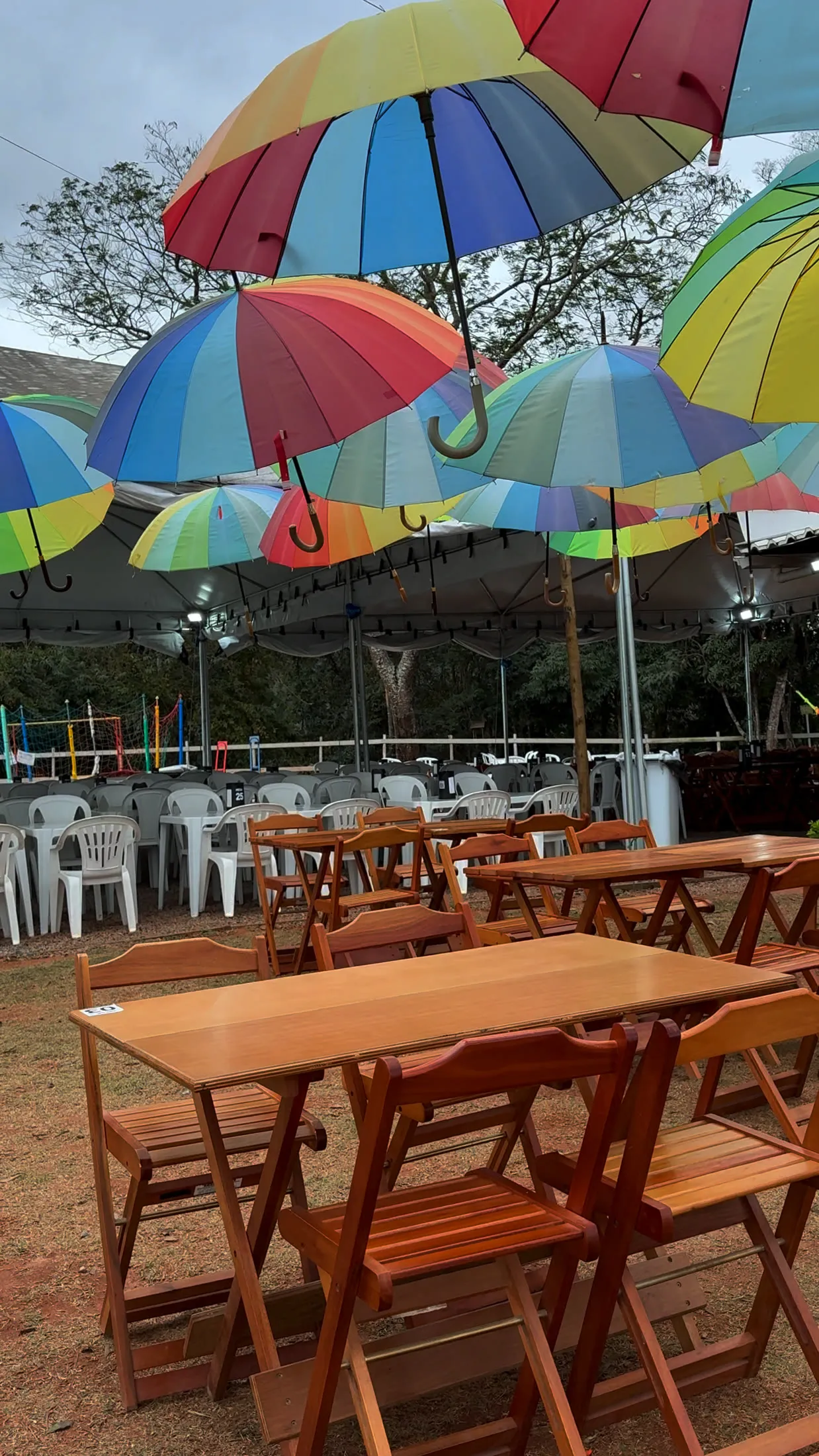 Salão do Restaurante Alto da Represa, com guarda-chuvas coloridos